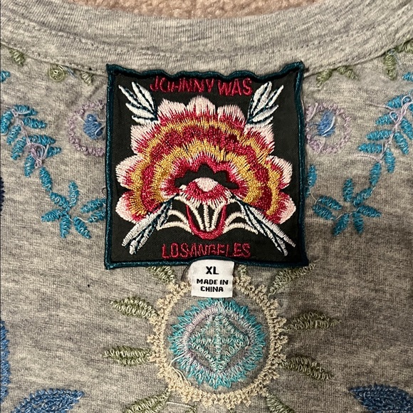 Johnny Was Gray Embroidered Short Sleeve Tee, NWOT, XL - Picture 4 of 13